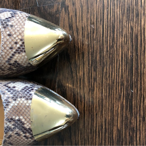 Steve Madden Snake Print Heels with Gold Accents Size 6–4 1/2 inch heel - Picture 4 of 7